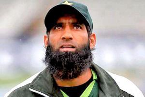 Mohammad Yousuf slams PCB for allowing families to travel with players