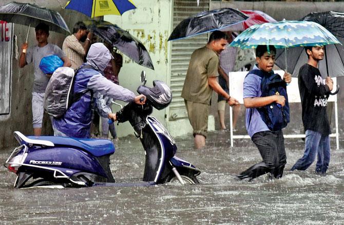 Motorists had a tough time maneuvering through the Gandhi Market, Kings Circle. Pics/Pradeep Dhivar