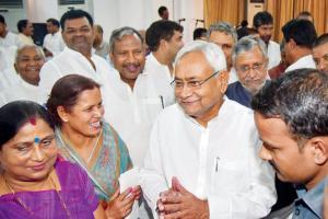 Nitish responds to Delhi snub with Patna punch