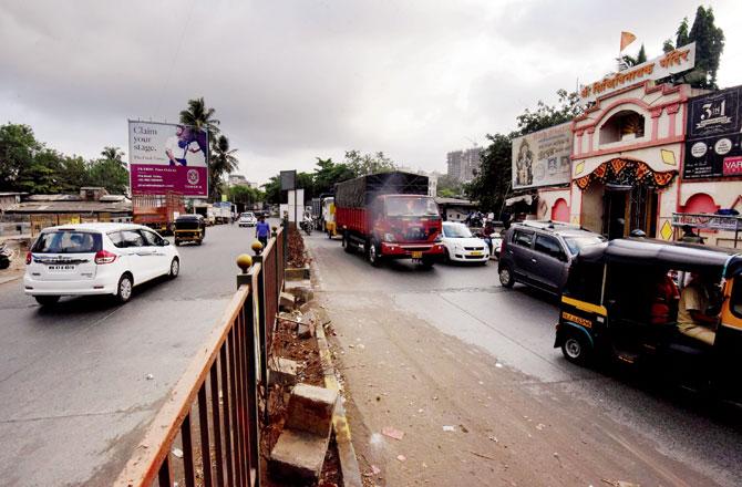 Bridge over the Oshiwara nullah in Jogeshwari, that will be shut for repairs, sees heavy vehicular traffic through the day,Bridge over the Oshiwara nullah in Jogeshwari, that will be shut for repairs, sees heavy vehicular traffic through the day