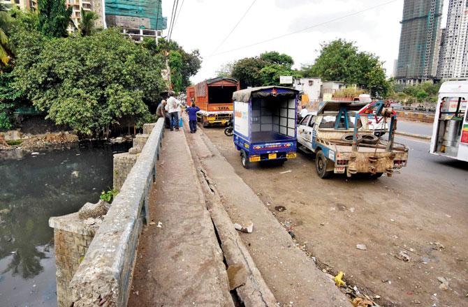 Bridge over the Oshiwara nullah in Jogeshwari, that will be shut for repairs, sees heavy vehicular traffic through the day,