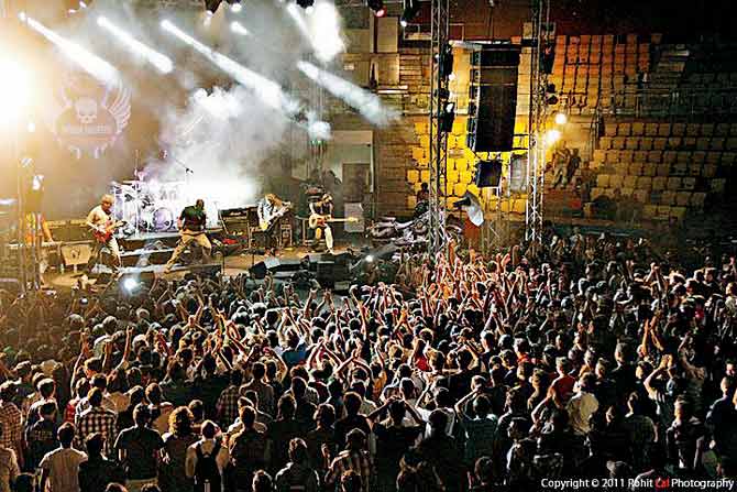 Parikrama performing later in 2001