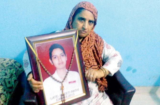 Roshni Rathi with a photo of her late daughter Preeti
