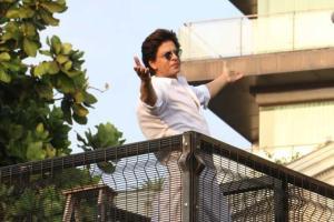 Eid 2019: Shah Rukh Khan wishes fans gathered at Mannat