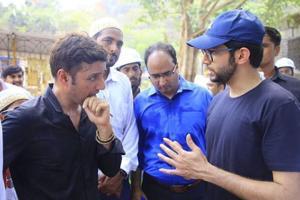 Aaditya Thackeray, Afroz Shah get their hands dirty for a noble cause
