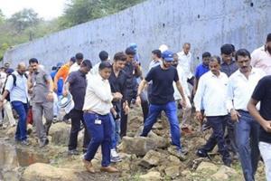 Aaditya Thackeray gets his hands dirty for a good cause