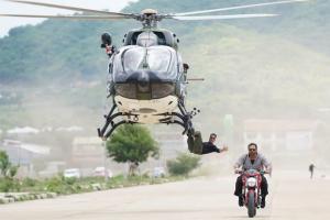 See Photo: Akshay Kumar pulls off a helicopter stunt for Sooryavanshi