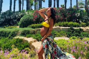 Amy Jackson flaunts her 'third trimester' baby bump; looks radiant