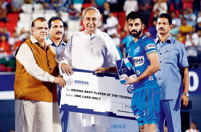 Indian captain Manpreet Singh receives Best Player of the Tournament award from Odisha CM Naveen Pattanaik
