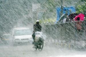 Cyclone Vayu continues to wreak havoc in Mumbai