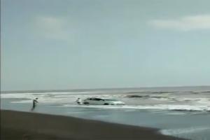Watch Video! Car caught in sea waves, occupants escape harm in Palghar