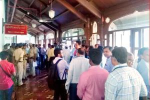 Manhandled by Mumbai mayor's men, says SWD engineer