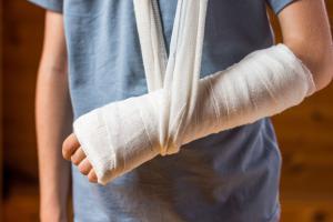 Medical negligence in Bihar: Left hand fractured, plaster cast on right