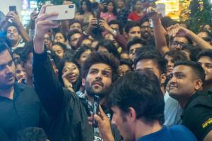 Kartik Aaryan mobbed by fans at an event in Mumbai