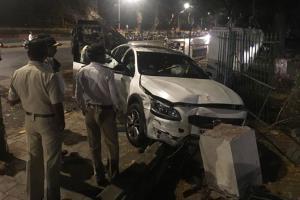 One dead, two injured as two cars collide near Mahalaxmi Racecourse