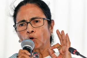 Mamata Banerjee unveils Vidyasagar's bust in Kolkata