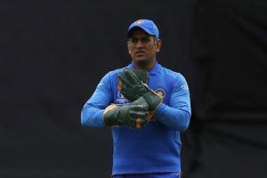 Fans show support for MS Dhoni, flaunt 'Balidaan Badge' at Oval