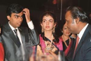 Rare photos of Mukesh Ambani with wife, parents you should not miss!