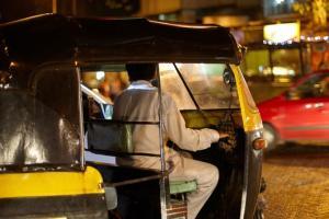 Auto driver threatens to sever traffic cop's head, arrested in Khar