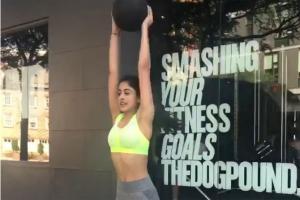 Navya Naveli Nanda working out on the sidewalk will fill you with awe
