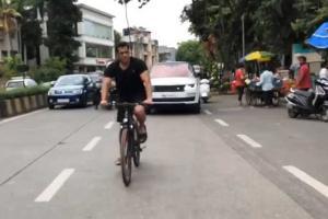 Salman Khan's cycle ride sans helmet makes fans angry