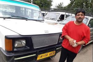 Driver returns jewellery worth Rs 10 lakh to owner, refuses reward