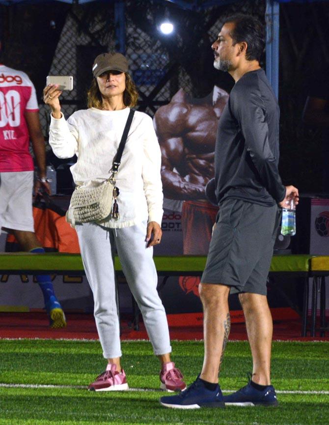 Adhuna Bhabani clicked pictures on her phone as Nicolo looked on. Adhuna had made her Bollywood debut as a hairstylist with Farhan Akhtar's Dil Chahta Hai. She also did the hairstyling for the Hrithik Roshan and Preity Zinta-starrer Lakshya.