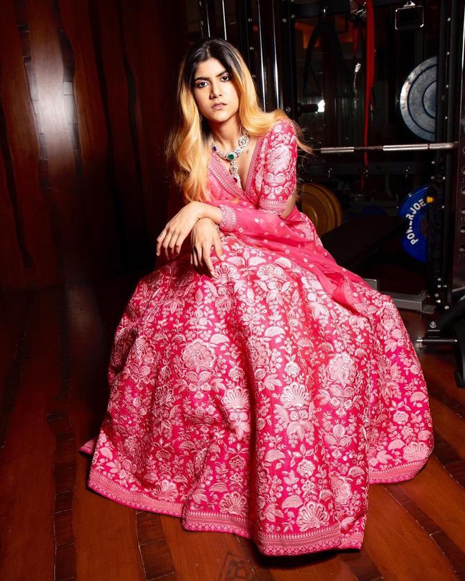 For the wedding ceremony, Ananya Birla chose a radiant pink lehenga by designer Sabyasachi and carried the lehenga with oomph! She completed her look with minimal makeup and left her wavy hair open which gave her a natural look. We absolutely loved the way Ananya flawlessly carried the colour pink with ease and comfort.