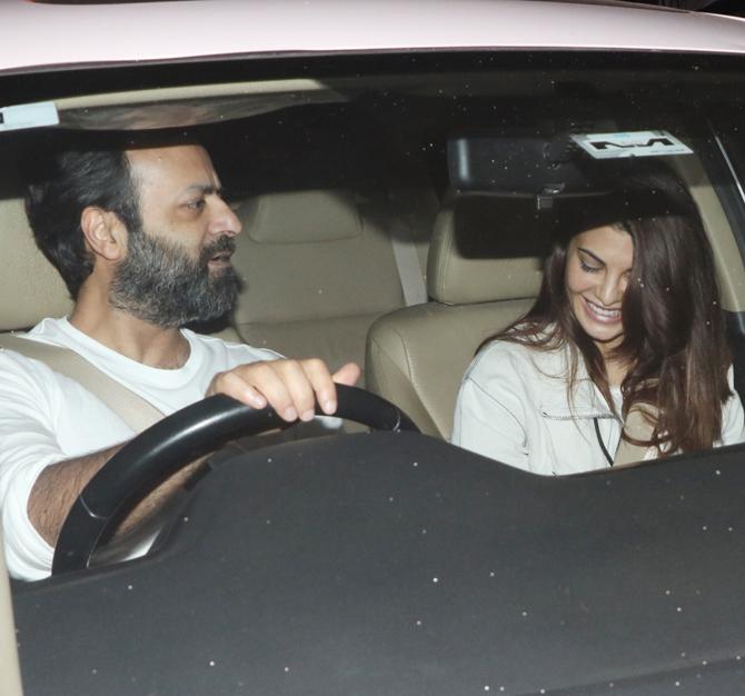 Director Tarun Mansukhani and Jacqueline Fernandez arrived together for the dinner outing in Khar. Jaqueline Fernandez was in her usual chirpy best as the paparazzi went click-click!