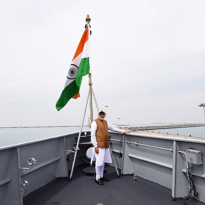 Modi went to the Changi Naval Base and INS Satpura in Singapore and got clicked with the perfect background, didn't he? Just like the other navy crew, he also donned the cap.