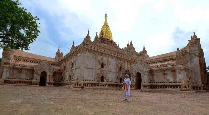 Narendra Modi also knows how to play with minimalism. He connected with history at the Ananda temple in Myanmar's ancient city, Bagan. The Buddhist temple is one of the greatest Burmese monarchs. 