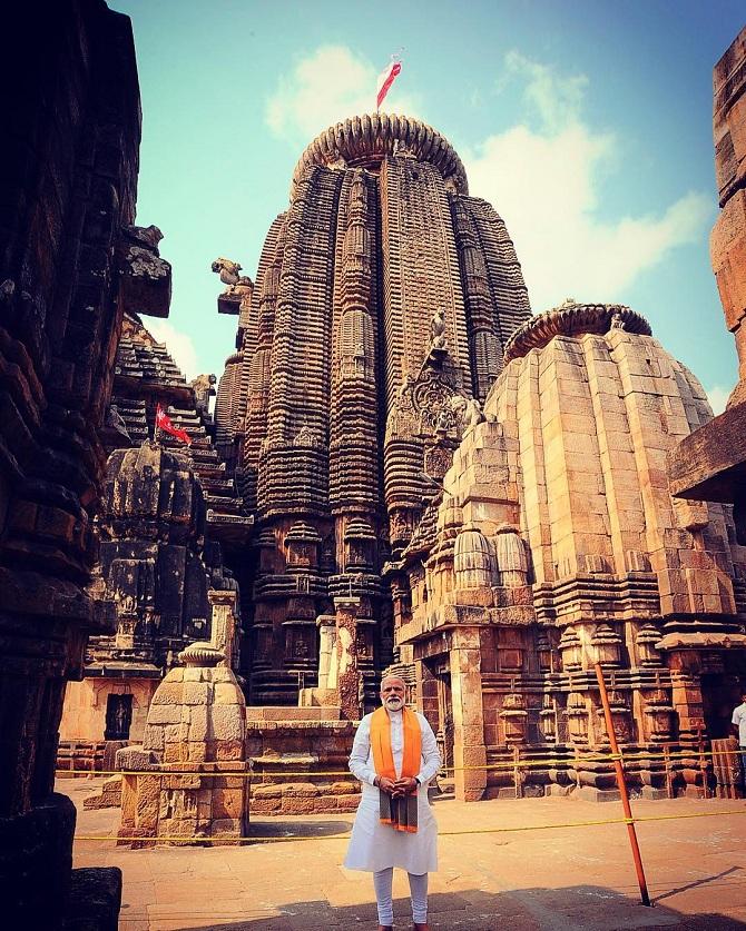 Narendra Modi paid his tributes at the Lingaraj Temple in Bhubaneswar. He wrote, 