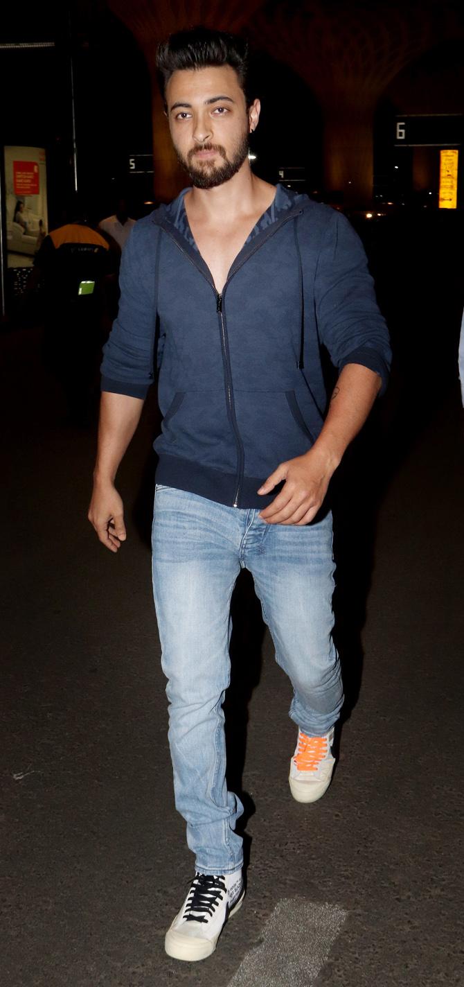 Aayush Sharma was also spotted at Mumbai Airport. He was sporting a blue hooded sweatshirt and blue jeans, but what caught our attention was his shoelaces. 