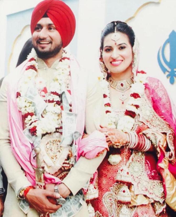 Honey Singh married his childhood friend, Shalini Talwar. The two studied at the same school and were classmates. Apparently, it was love at first sight, which continued silently forever. Eventually, they started dating but managed to keep their affair secret!
In this picture, Honey Singh with wife Shalini Talwar on their wedding day.