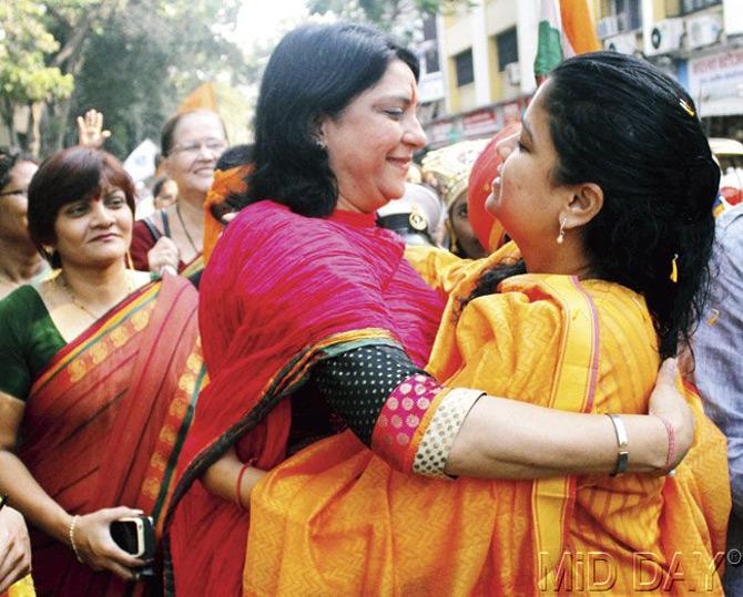 The two-time Congress MP lost the Mumbai North Central seat in 2014 to BJP's Poonam Mahajan by a margin of 1.86 lakh votes. Poonam Mahajan is the daughter of BJP leader, late Pramod Mahajan.
In picture: Priya Dutt hugs Poonam Mahajan at a Gudi Padva rally in Vile Parle.
