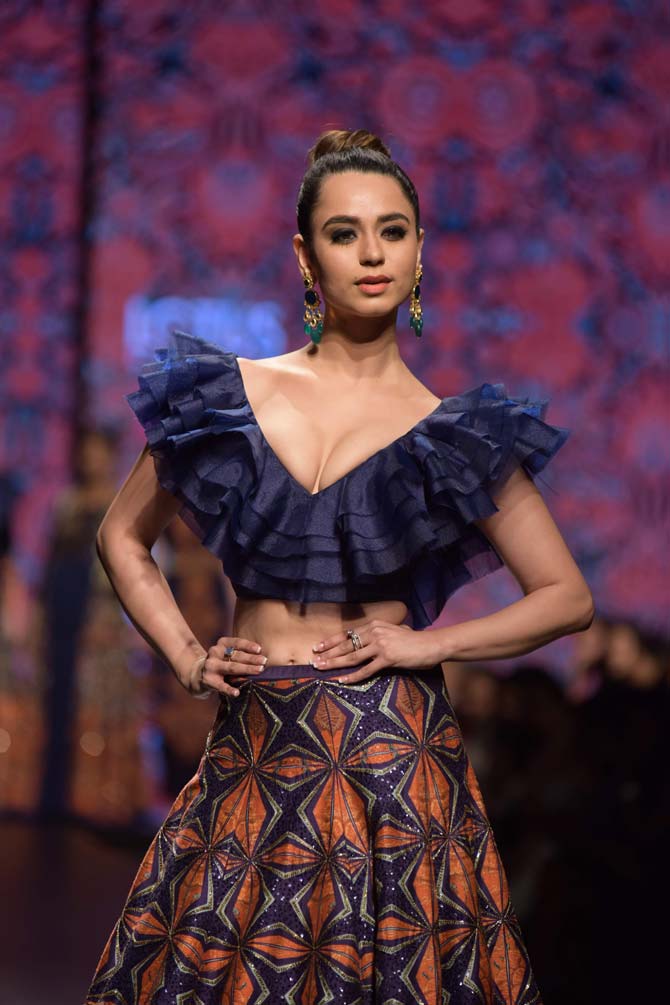 The collection brought the cultural wearing styles of old Bengal. Some drapes were inspired by the Brahmika sari. The silhouettes saw an intricate mix of fluid draping and traditional cutting.