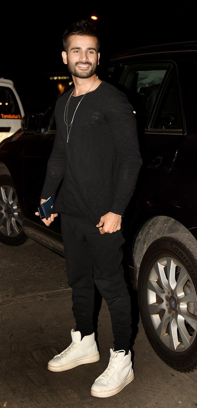 Karan Tacker was stylish in an all black everything outfit. The actor wore a pair of black jeans and a black t-shirt and teamed the look with white sneakers.