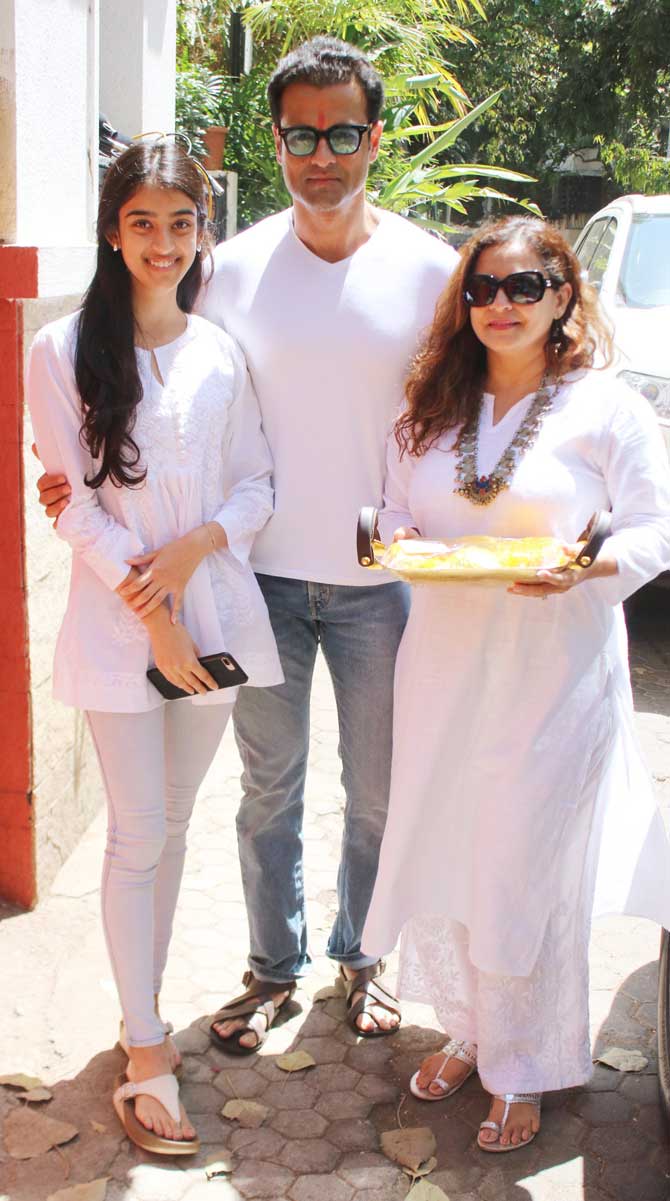 Rohit Roy with wife Manasi Joshi Roy and daughter Kiara Bose Roy pose for the photographers at Javed Akhtar's Holi bash.