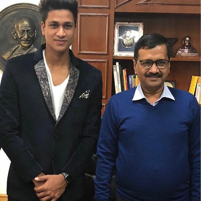 During his stint in social activism, Kejriwal came in contact with Anna Hazare, a social activist who led the Jan Lok Pal bill movement in 2012 and joined his movement. Soon, Arvind Kejriwal gathered many followers and sping up the momentum of the anti-corruption movement. He also joined hands with Kiran Bedi, Prashant Bhushan, during the movement.