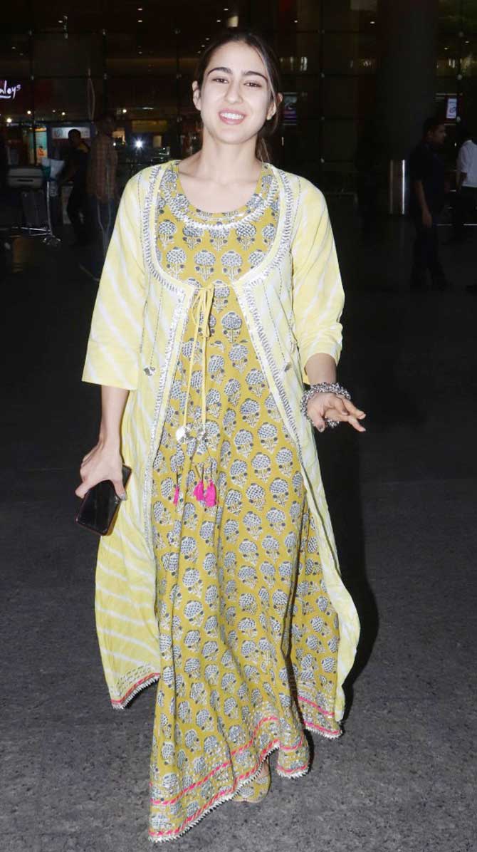 The pretty Sara Ali Khan greeted the paparazzi with a warm smile when she was clicked at Mumbai airport. 