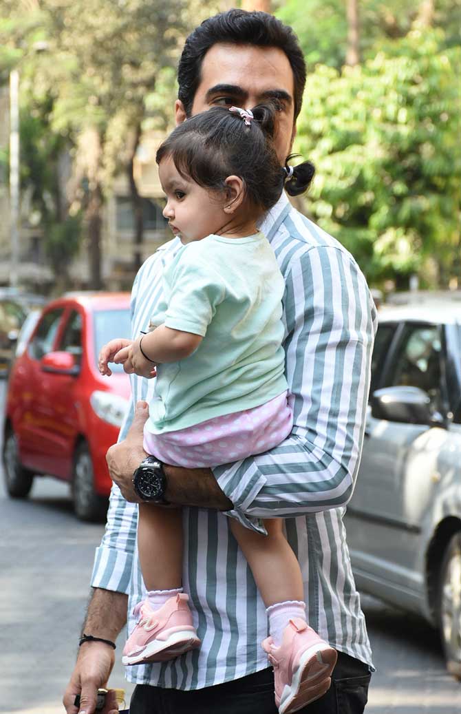 For Holi, Esha Deol and Bharat Takthani hosted a grand bash at the Bandra residence which was attended by several B-Town stars. Esha also took to her Instagram account to share photos from the Holi bash.