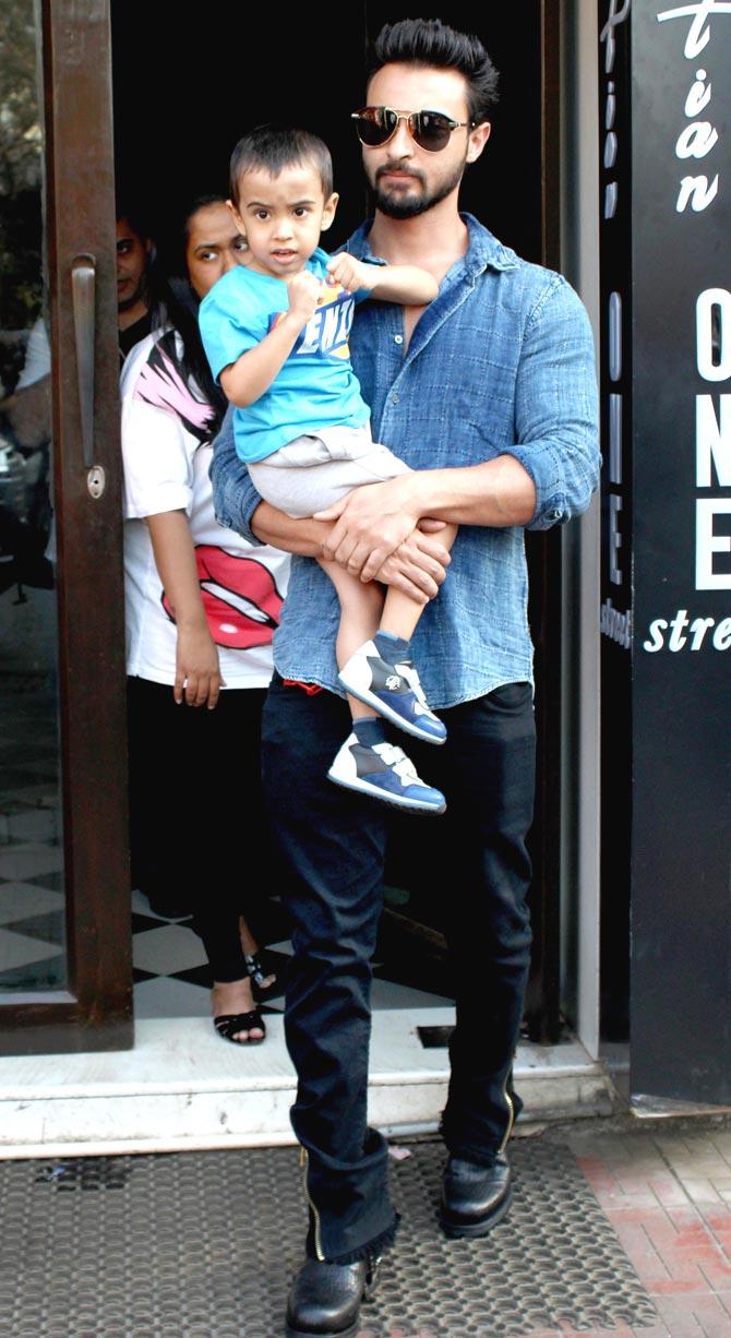 Aayush Sharma was also spotted with wife Arpita Khan Sharma and son Ahil Sharma at a popular restaurant in Bandra, Mumbai. 