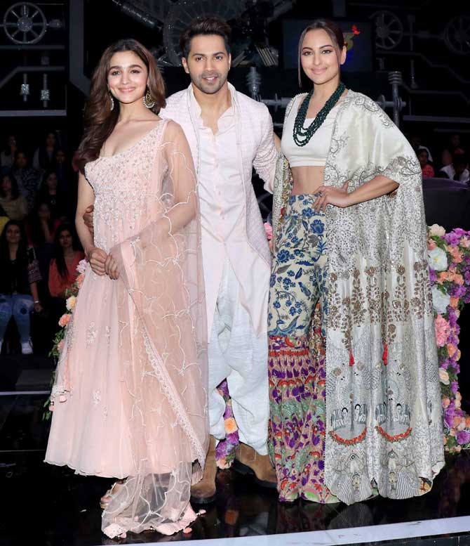 Actors of Kalank visited Super Dancer Chapter 3 for their movie promotion. Alia Bhatt, Sonakshi Sinha and Varun Dhawan were highly impressed by the performances and could not believe their eyes.
In picture: Alia Bhatt, Varun Dhawan and Sonakshi Sinha at Super Dancer. 