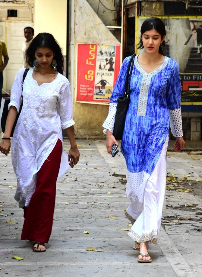Shanaya Kapoor was also clicked with a friend in Bandra, Mumbai. The star kid sported a blue kurta, paired with white palazzo pants for the outing. 