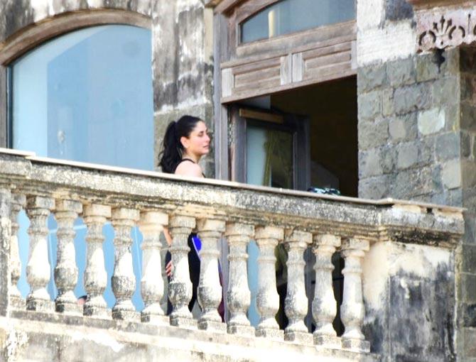 Kareena Kapoor Khan and her BFF Amrita Arora Ladak were spotted post their workout session in Bandra, Mumbai. Bebo looked all ravishing post her gym session. All pictures/Yogen Shah