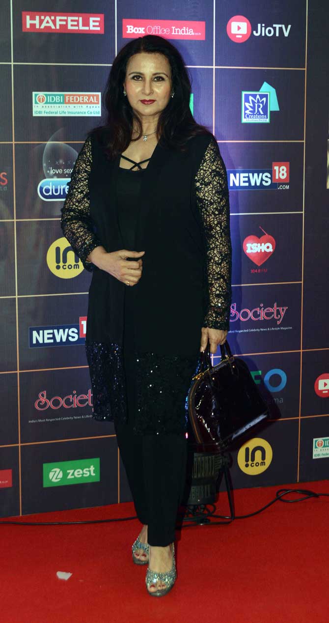 Poonam Dhillon attended the red carpet in an all-black look, paired with peep-toe silver pumps and a black handbag for the night. 