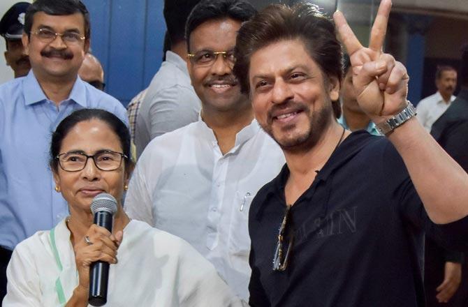 Shah Rukh Khan and Mamata Banerjee snapped together with all smiles for the camera