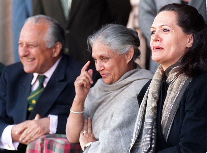 Sheila Dixit helped her father-in-law when he became a union cabinet minister in the Indira Gandhi government. Then prime minister Indira Gandhi, impressed by her administrative skills, nominated Dikshit as an Indian delegate of the United Nations Commission on the issue of the status of women. This marked the entry of Sheila Dixit's entry into politics.