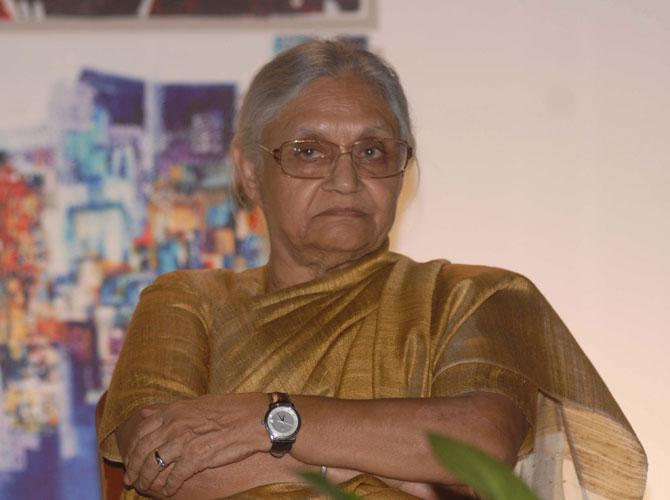 Sheila Dixit also awarded Delhi Women of the Decade Achievers Award in 2013 by the ALL Ladies League.