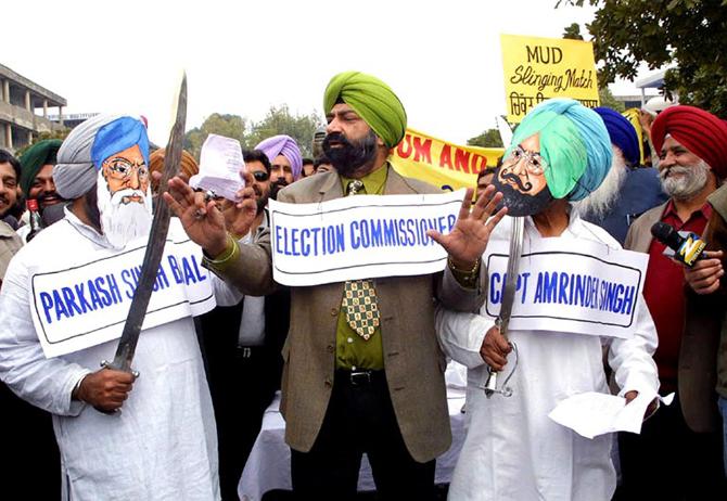 Jaspal Bhatti (C), acting as the election commissioner, and members of his comedy troupe Nonsense Club perform a skit, February 05, 2002 in Chandigarh which highlighted the fight for power in Punjab.